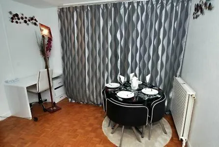 **appartement Moderne Avec Parking Dans Le 19e Lägenhet *